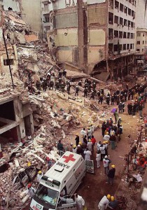 Edificio de la AMIA, Calle Pasteur 633, Ciudad de Buenos Aires, 18 de julio de 1994. Fuente: Los juicios a los casos más controversiales en Argentina (starmedia.com) Edificio de la AMIA, Calle Pasteur 633, Ciudad de Buenos Aires, 18 de julio de 1994. Fuente: Los juicios a los casos más controversiales en Argentina (starmedia.com)